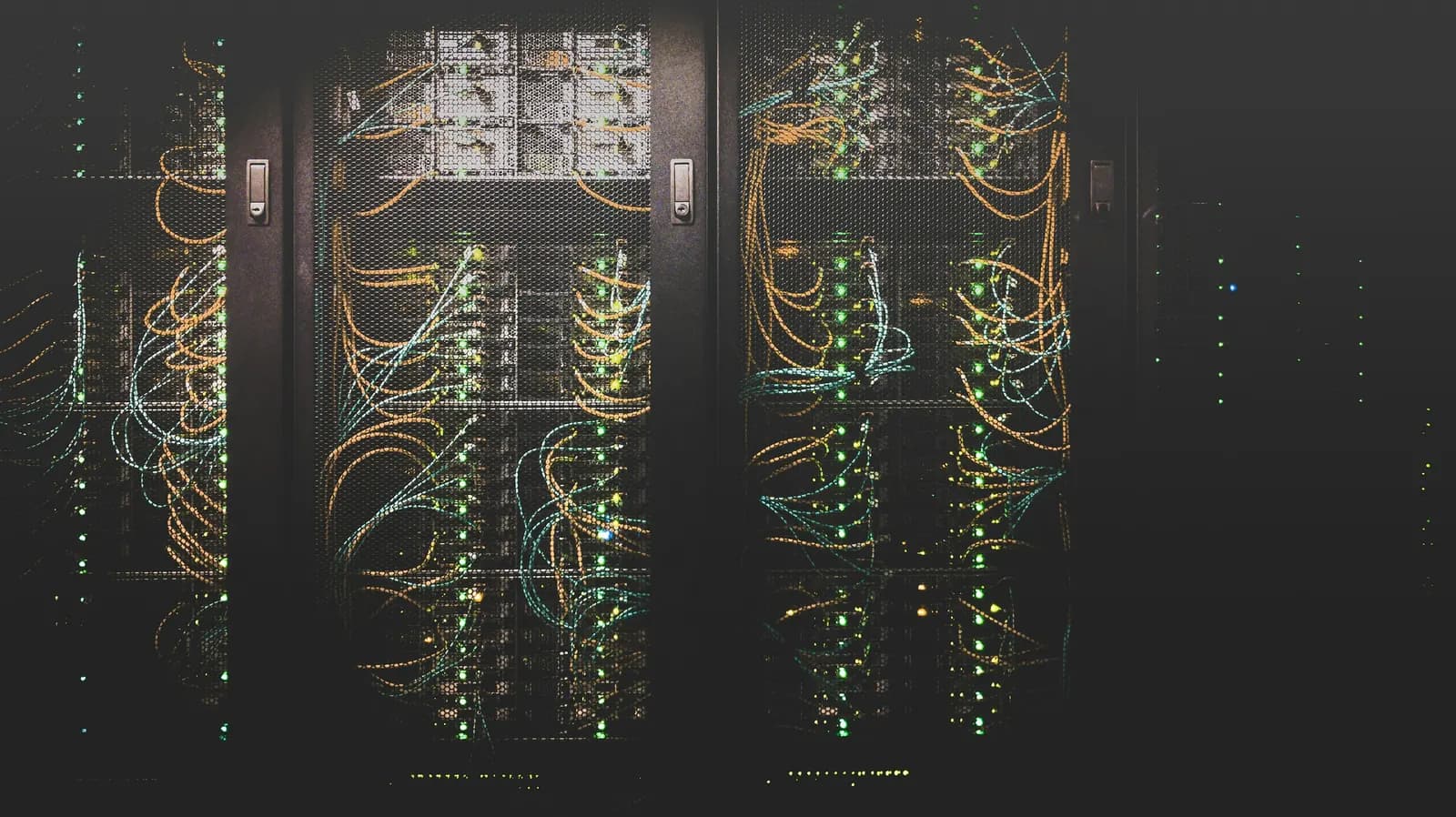 Câbles réseau colorés connectés à des serveurs