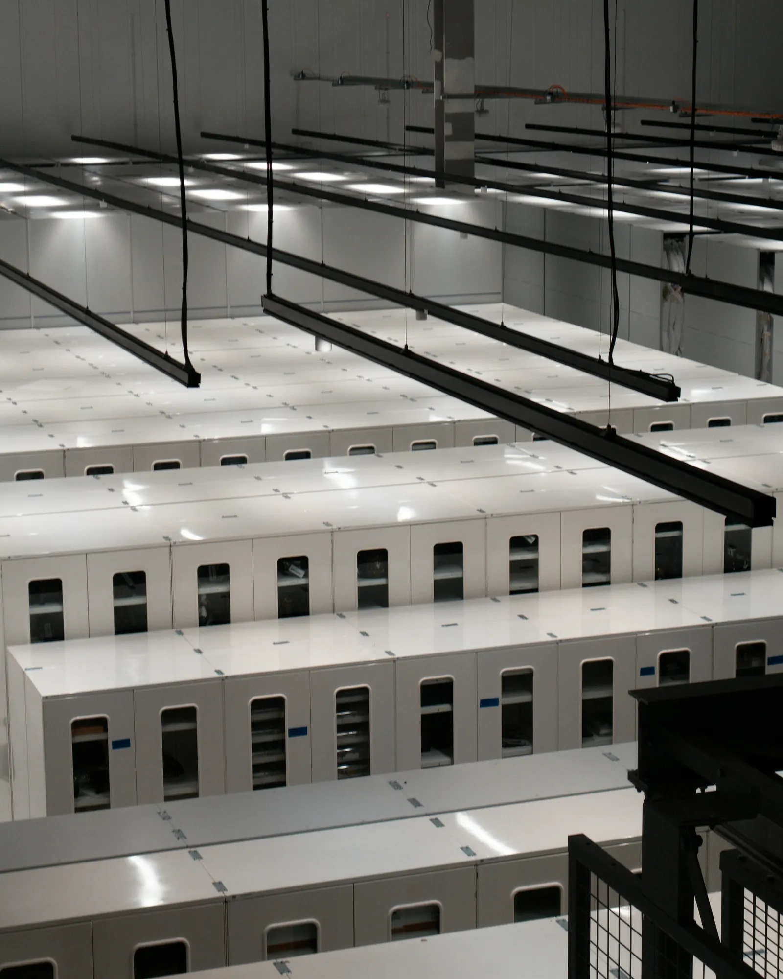 Centre de données moderne aux armoires de serveurs blanches