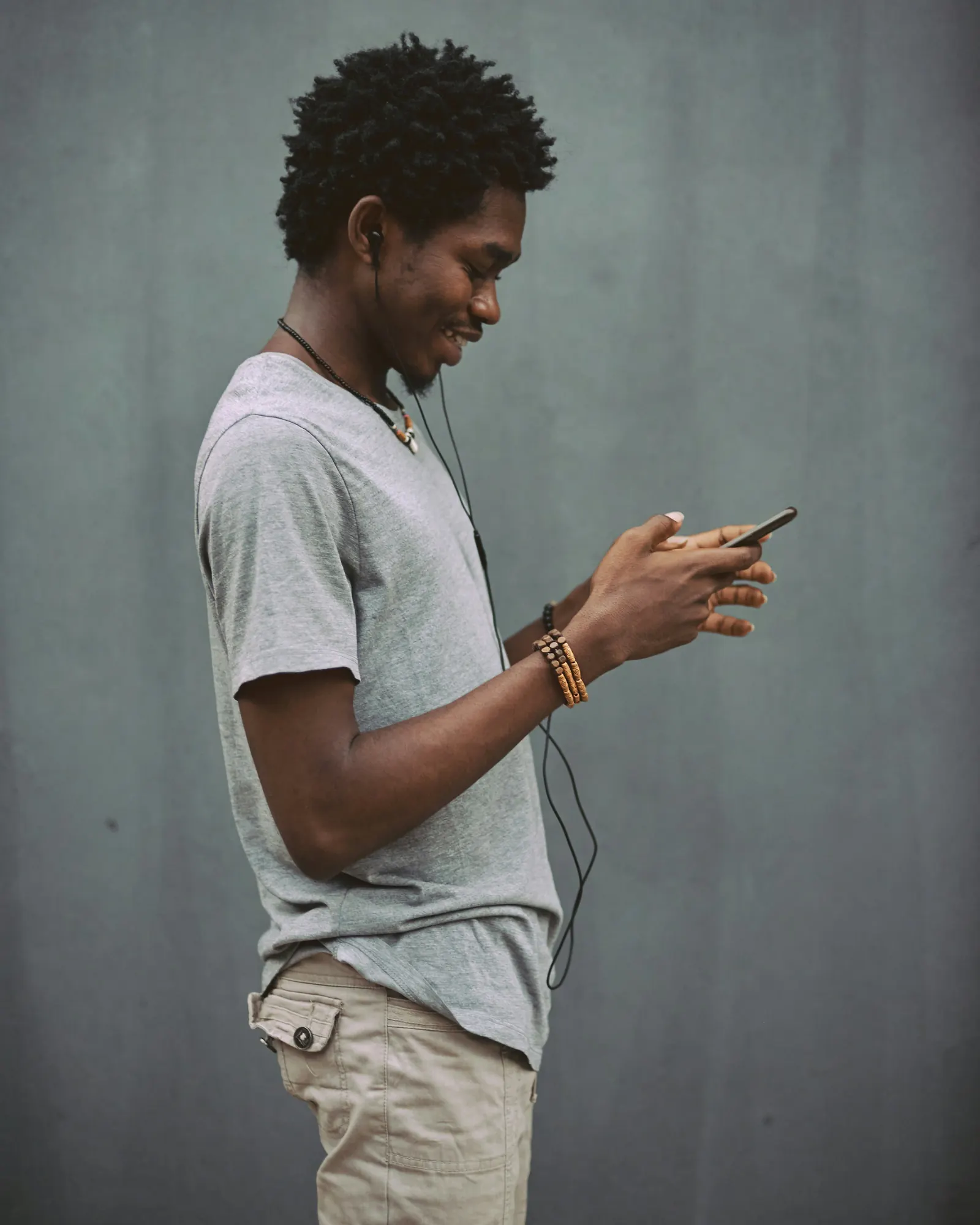 Homme souriant consultant son smartphone