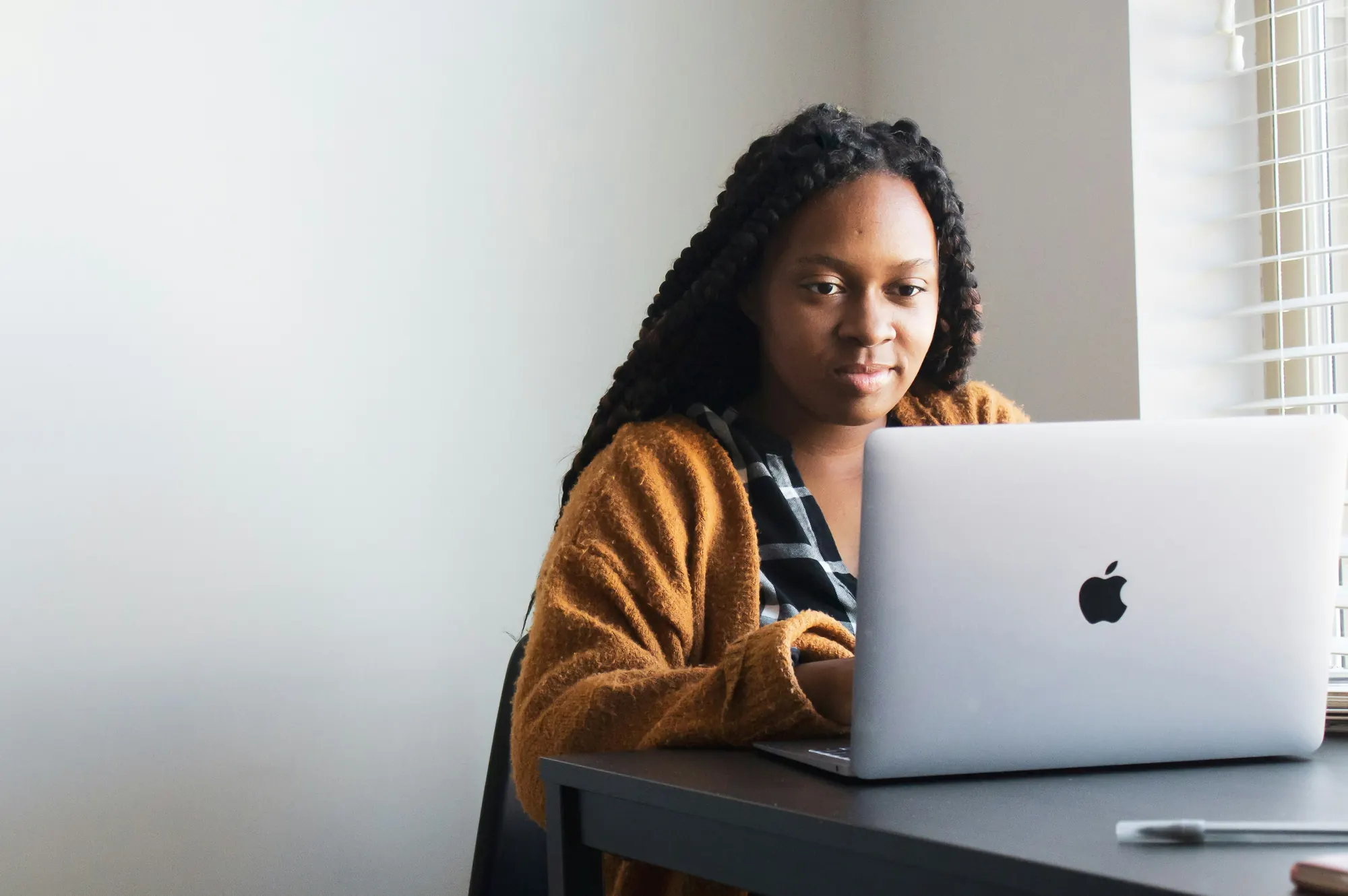 Femme travaillant sur son ordinateur portable