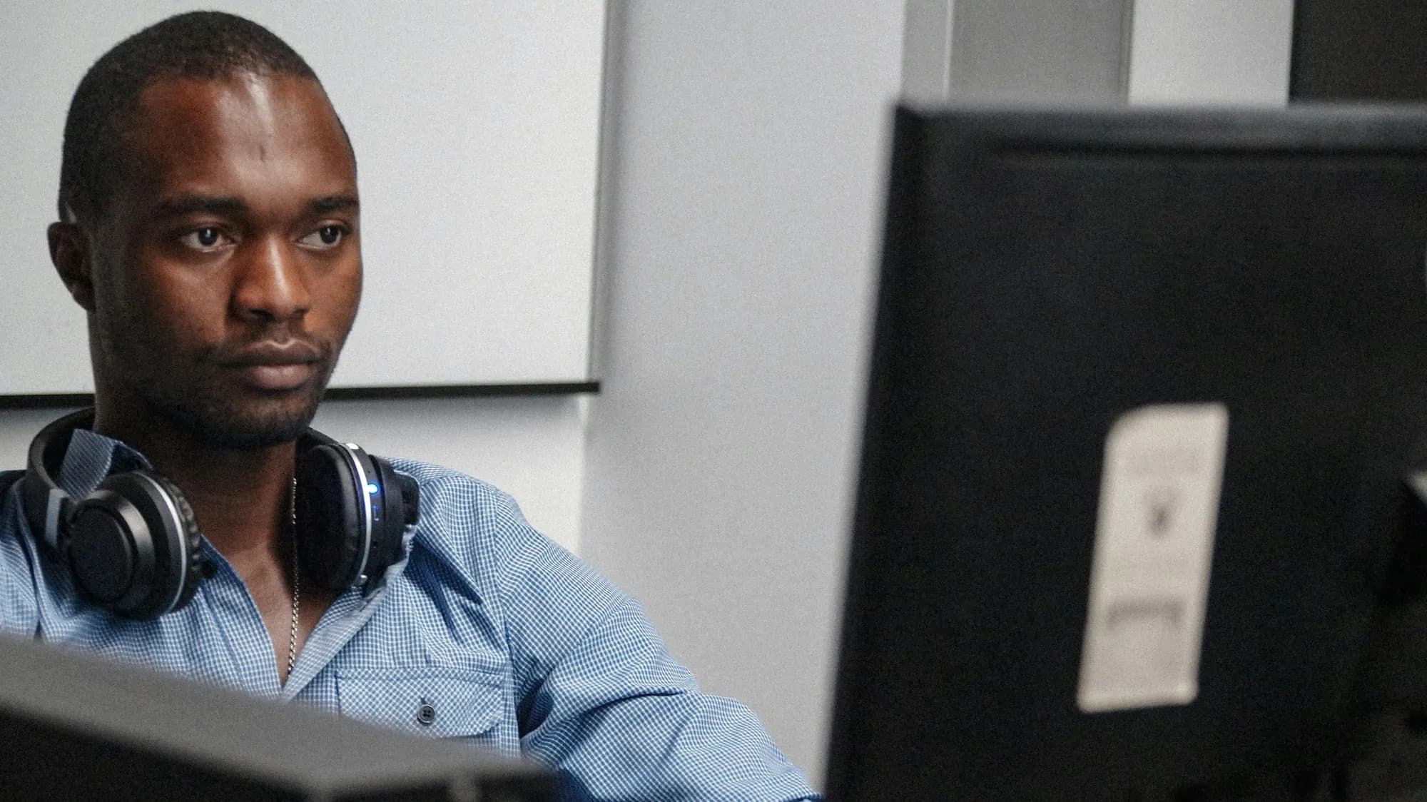 Homme concentré face à son écran d’ordinateur